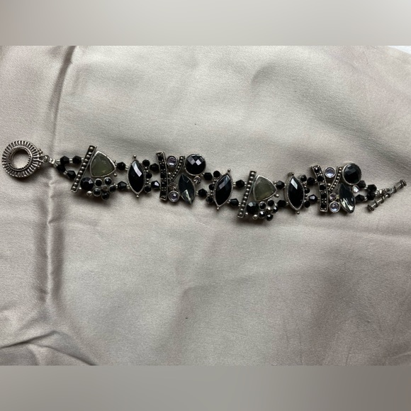 Pretty black tone stone artisan bracelet - Picture 3 of 7